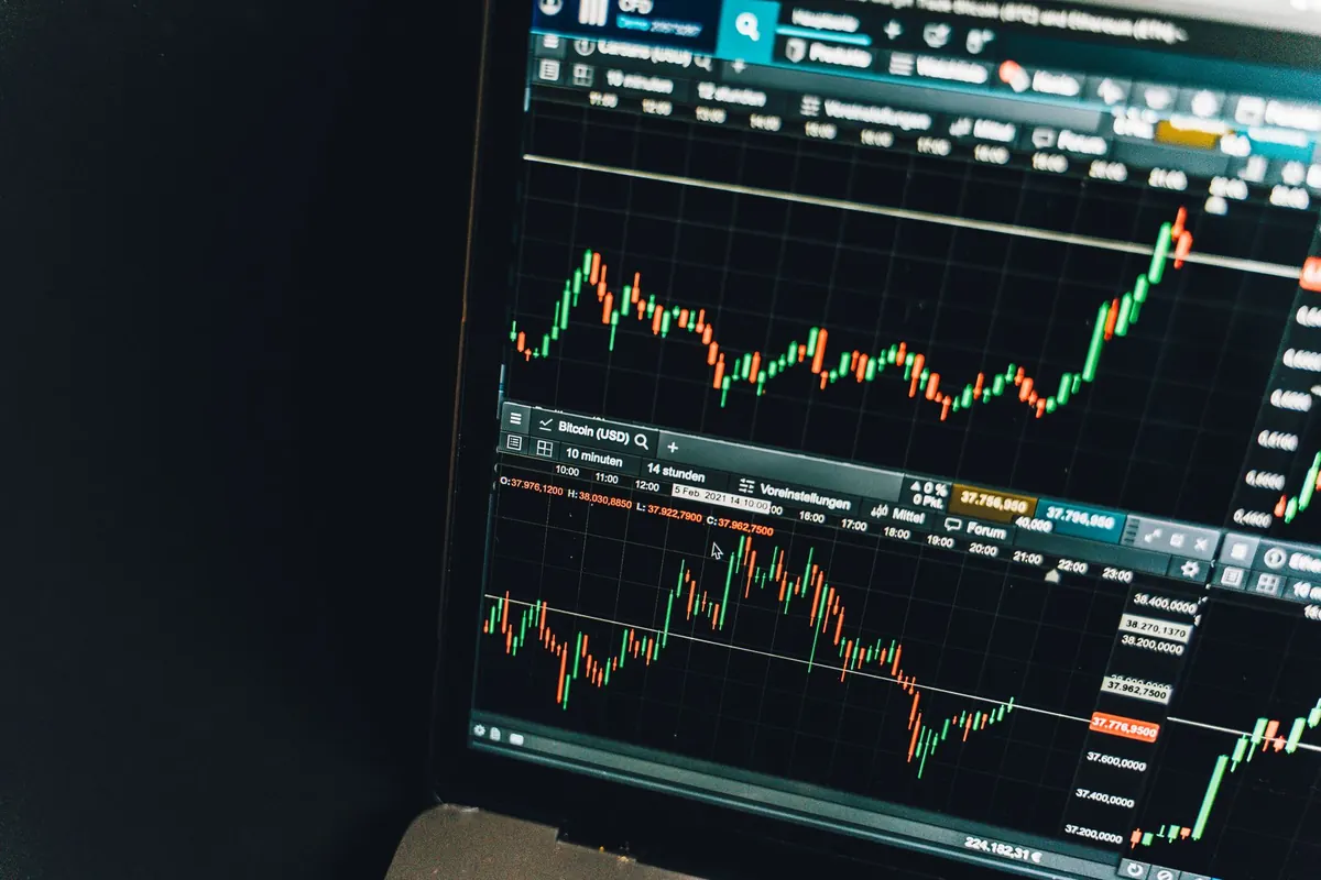 FTSE 100 vs FTSE 250: What's the Difference and Why It Matters to UK Investors